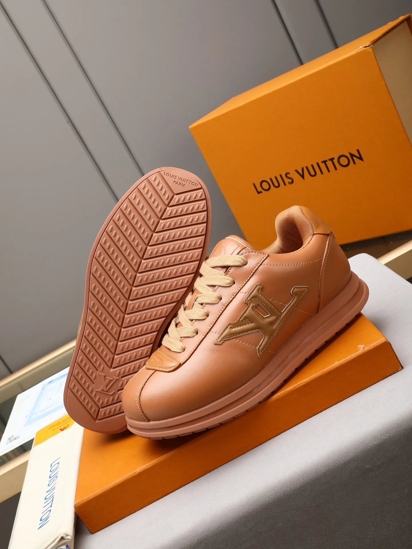 PP560 LV Louis Vuitton L Jialu Brand Runner Tatic Series Thick-soled Casual Sports Shoes Running Shoes Original purchase, development and production This LV Runner Tatic sports shoe combines technical materials such as mesh fabric and ribbons to interpret the inspiration of traditional mountaineering shoes. LV letters are written on one side, the lariat buckle of the quick lacing system is embellished with Monogram flowers and Louis Vuitton logos, and the light and wear-resistant rubber outsole completes the whole. ▪️Fabric: Original imported cowhide + mesh ▪️Inner lining: Original customized breathable mesh ▪️Sole: Original open-molded anti-slip rubber combination material ▪️Size: Men's 38-44 (customized for 45 and 46)